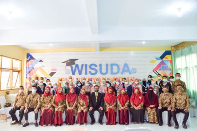 Foto Bersama Pak Kepala, Guru, dan Wisudawan/Wisudawati